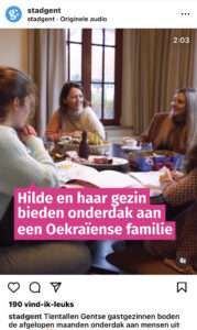 Screenshot Instagram post Stad Gent. 4 mensen aan tafel. Bijschrift Hilde en haar gezien bieden onderdak aan Oekraïense familie